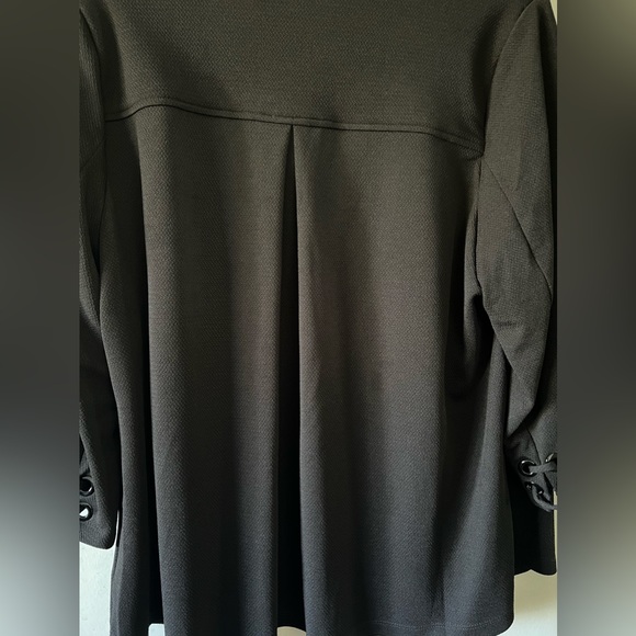 Beautiful Dana Buchman blazer. - Picture 2 of 8